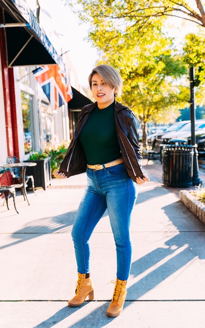 女人站在人行道上
